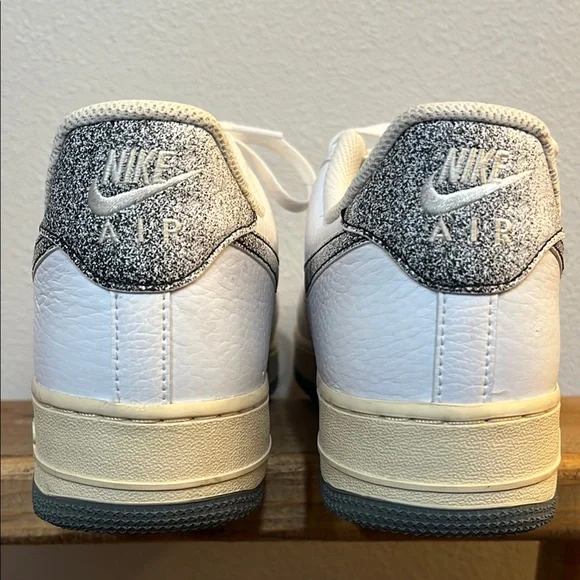 Nike Air Force 1 white leather sneaker w/ silver swish like new Men’s size 10 - Picture 4 of 7
